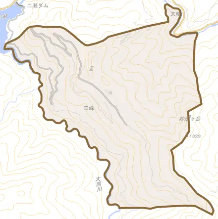 三峰とその周辺の地図。町の範囲を重ねている