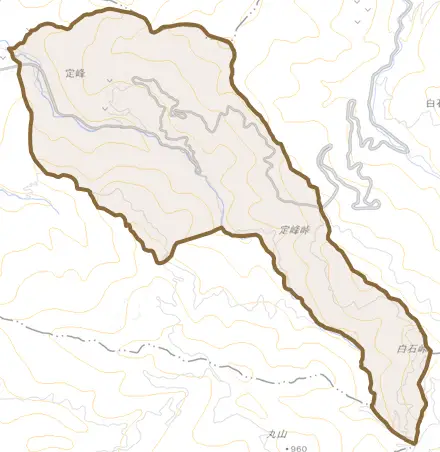 定峰とその周辺の地図。町の範囲を重ねている