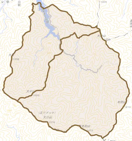 浦山とその周辺の地図。町の範囲を重ねている