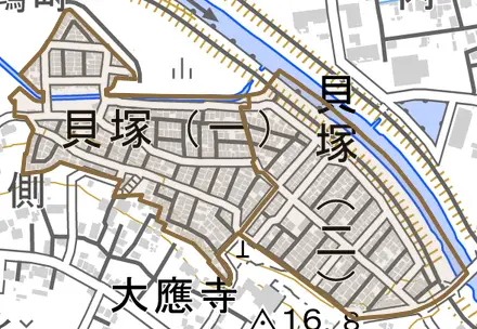 貝塚とその周辺の地図。町の範囲を重ねている