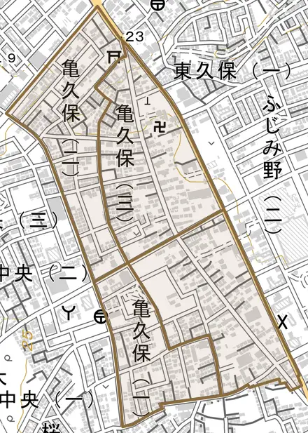 亀久保とその周辺の地図。町の範囲を重ねている