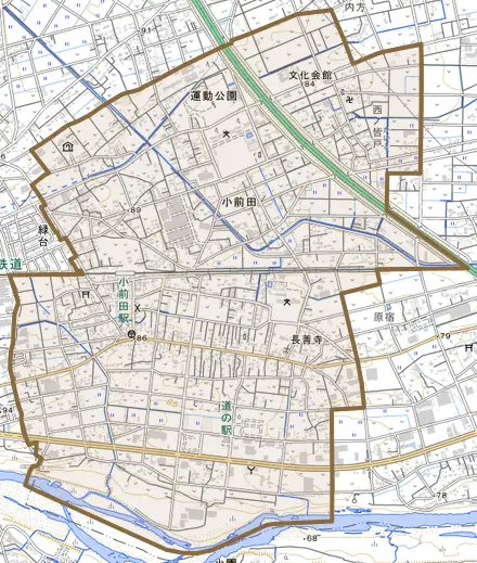 小前田とその周辺の地図。町の範囲を重ねている