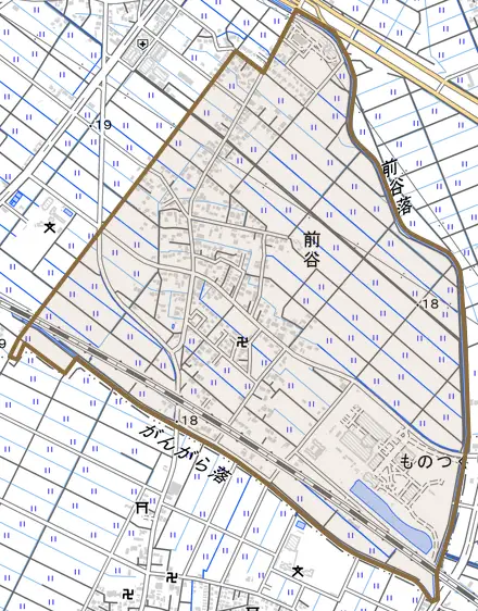 大字前谷とその周辺の地図。町の範囲を重ねている
