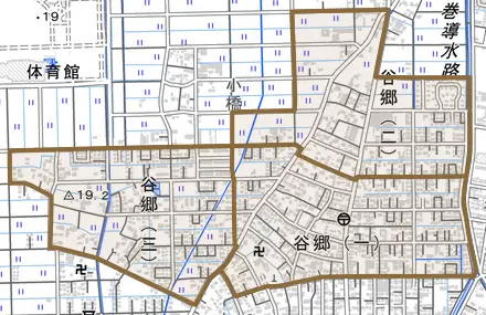 谷郷とその周辺の地図。町の範囲を重ねている