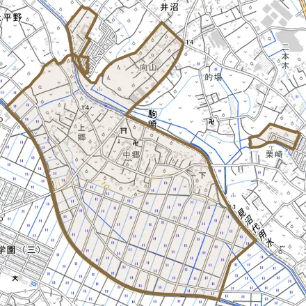 大字駒崎とその周辺の地図。町の範囲を重ねている