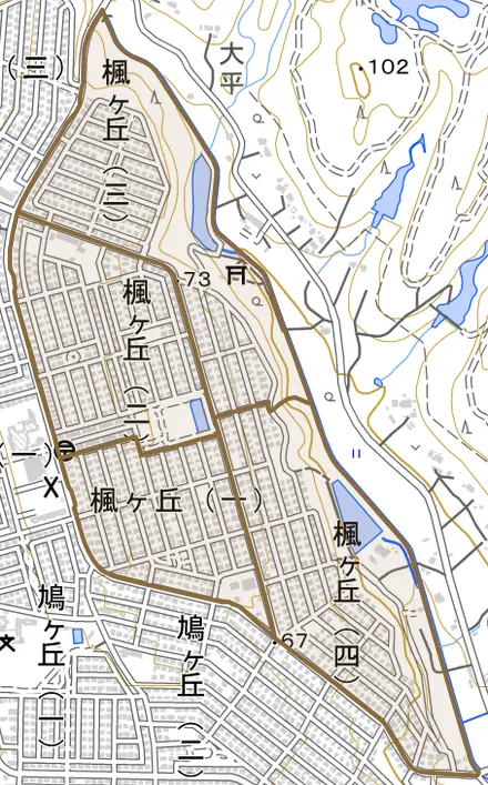 楓ヶ丘とその周辺の地図。町の範囲を重ねている