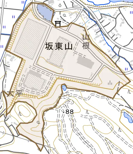 坂東山とその周辺の地図。町の範囲を重ねている