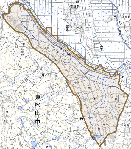 大字岡とその周辺の地図。町の範囲を重ねている
