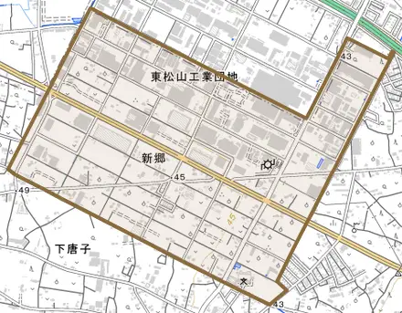 大字新郷とその周辺の地図。町の範囲を重ねている