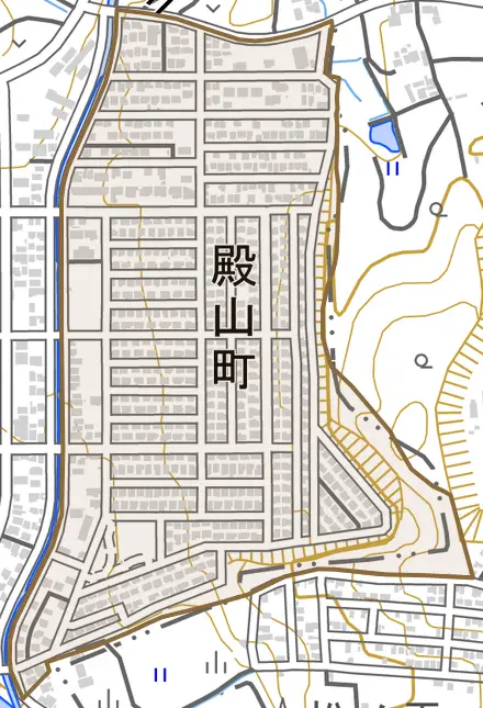 殿山町とその周辺の地図。町の範囲を重ねている