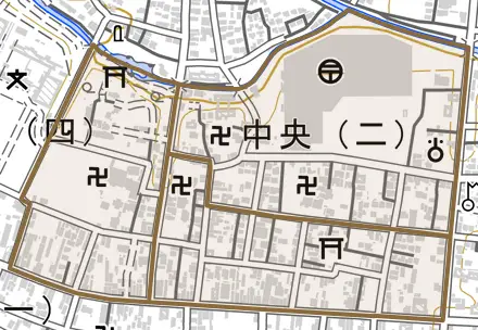 中央とその周辺の地図。町の範囲を重ねている