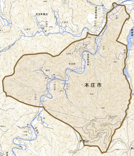 児玉町河内とその周辺の地図。町の範囲を重ねている