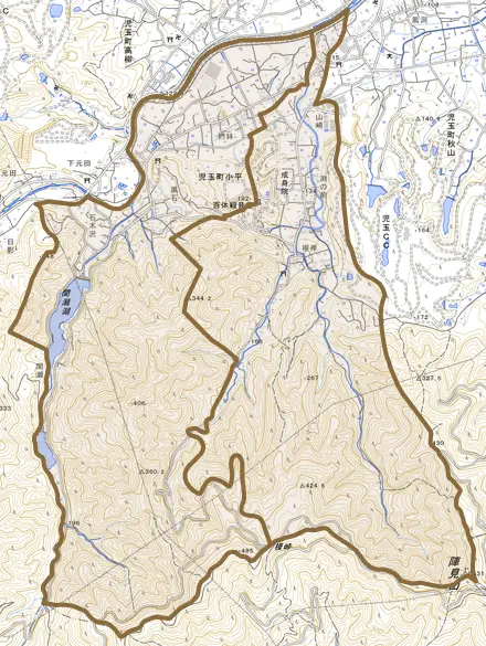 児玉町小平とその周辺の地図。町の範囲を重ねている