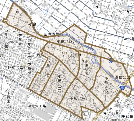 小島とその周辺の地図。町の範囲を重ねている