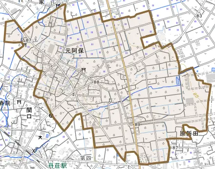 大字元阿保とその周辺の地図。町の範囲を重ねている