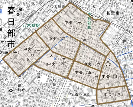 中央とその周辺の地図。町の範囲を重ねている