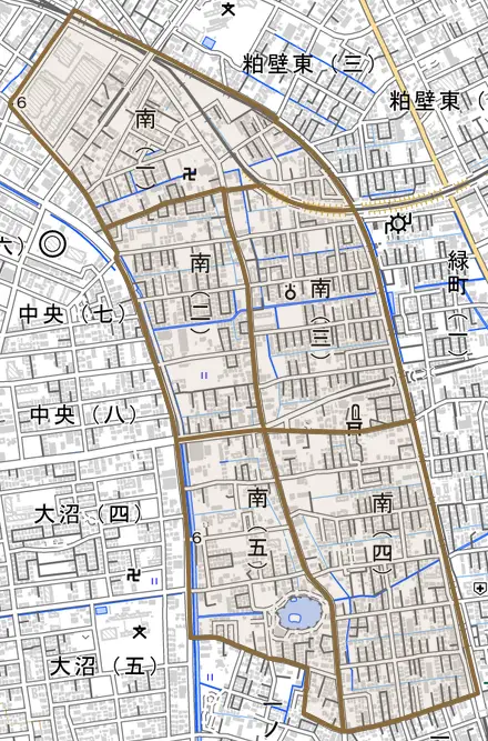 南とその周辺の地図。町の範囲を重ねている