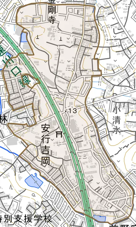 大字安行吉岡とその周辺の地図。町の範囲を重ねている