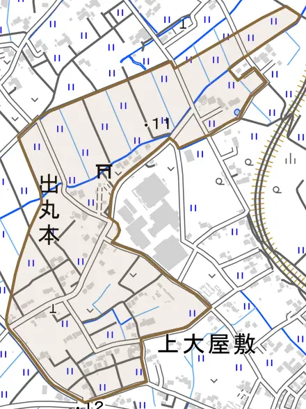 大字出丸本とその周辺の地図。町の範囲を重ねている