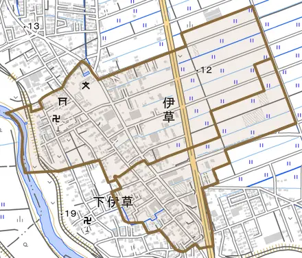 大字伊草とその周辺の地図。町の範囲を重ねている