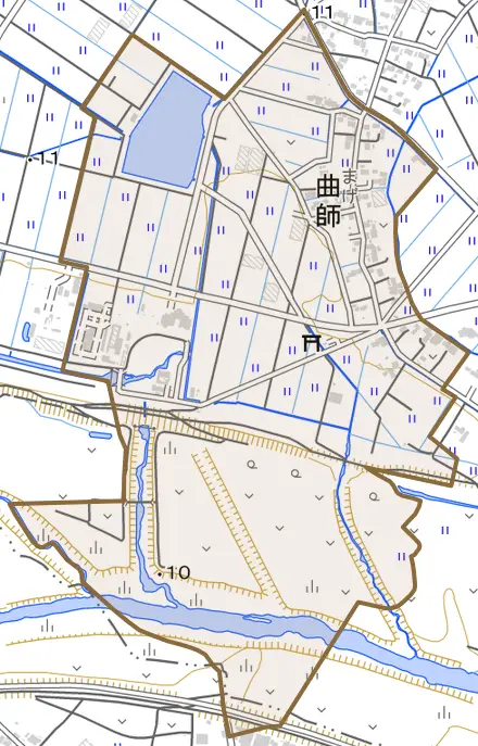 大字曲師とその周辺の地図。町の範囲を重ねている