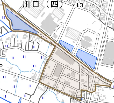 鳩山町とその周辺の地図。町の範囲を重ねている