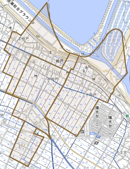 柏戸とその周辺の地図。町の範囲を重ねている