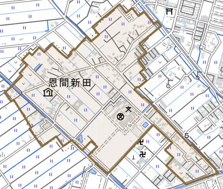 大字恩間新田とその周辺の地図。町の範囲を重ねている