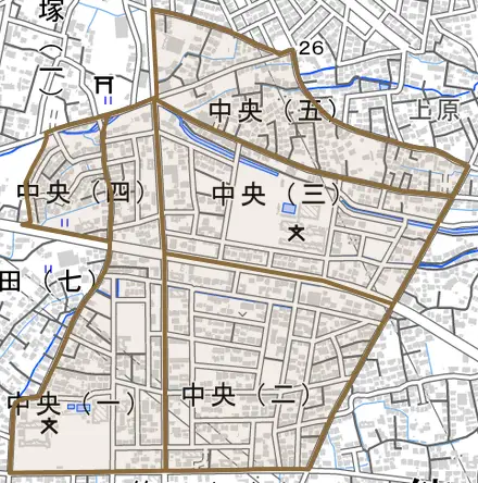中央とその周辺の地図。町の範囲を重ねている