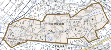 小島とその周辺の地図。町の範囲を重ねている