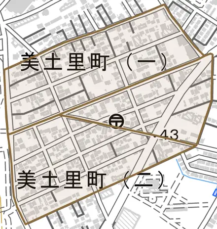 美土里町とその周辺の地図。町の範囲を重ねている