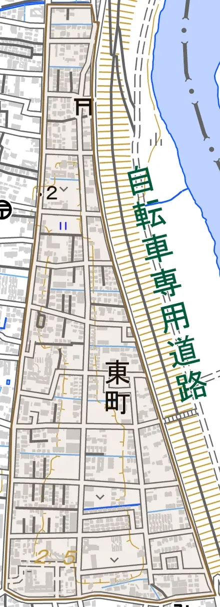 東町とその周辺の地図。町の範囲を重ねている