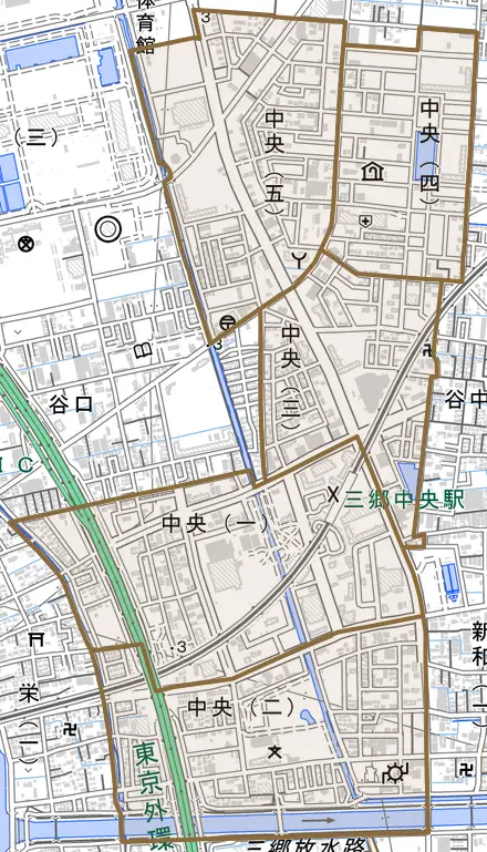中央とその周辺の地図。町の範囲を重ねている