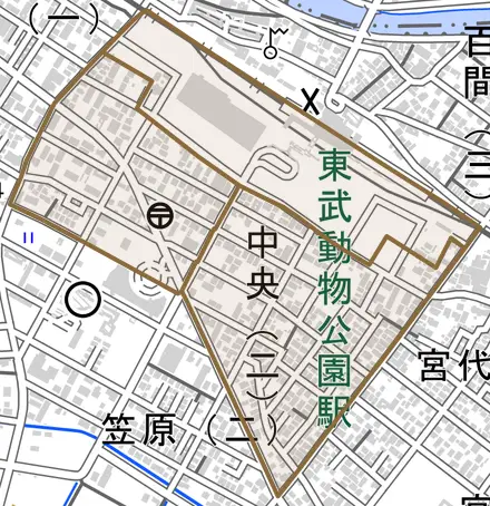 中央とその周辺の地図。町の範囲を重ねている