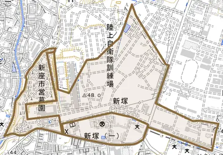 新塚とその周辺の地図。町の範囲を重ねている
