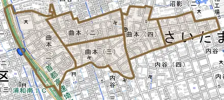 曲本とその周辺の地図。町の範囲を重ねている