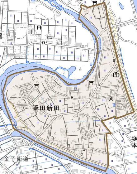 大字飯田新田とその周辺の地図。町の範囲を重ねている