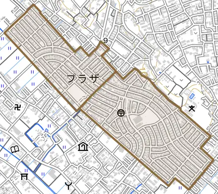 プラザとその周辺の地図。町の範囲を重ねている
