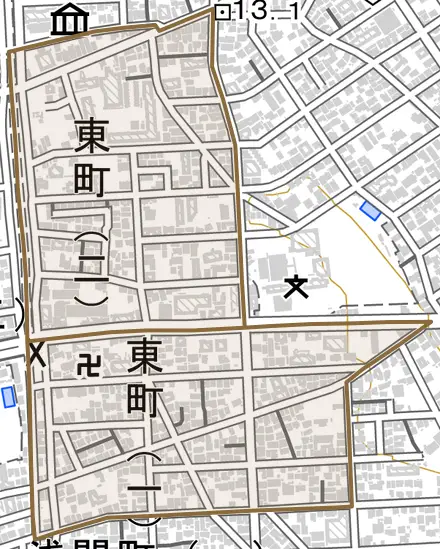 東町とその周辺の地図。町の範囲を重ねている
