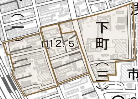 下町とその周辺の地図。町の範囲を重ねている