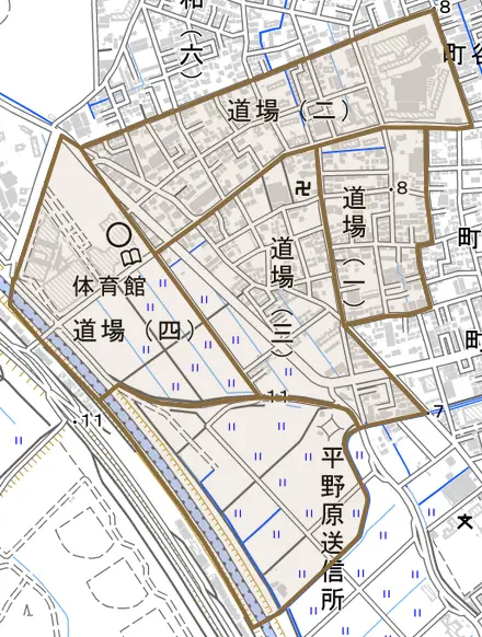道場とその周辺の地図。町の範囲を重ねている