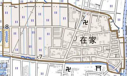 大字在家とその周辺の地図。町の範囲を重ねている