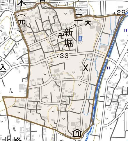 大字新堀とその周辺の地図。町の範囲を重ねている