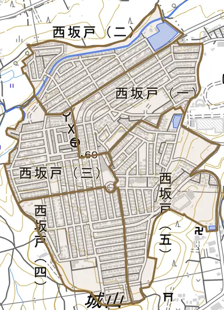 西坂戸とその周辺の地図。町の範囲を重ねている