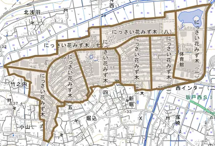 にっさい花みず木とその周辺の地図。町の範囲を重ねている