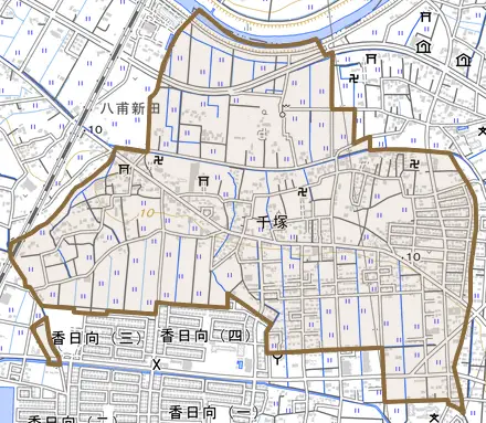 大字千塚とその周辺の地図。町の範囲を重ねている