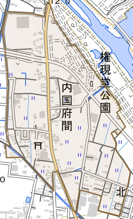 大字内国府間とその周辺の地図。町の範囲を重ねている