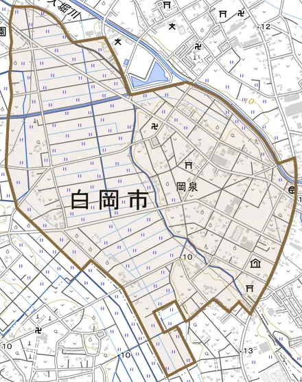 岡泉とその周辺の地図。町の範囲を重ねている