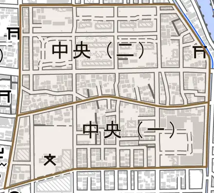 中央とその周辺の地図。町の範囲を重ねている