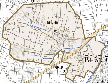 大字日比田とその周辺の地図。町の範囲を重ねている